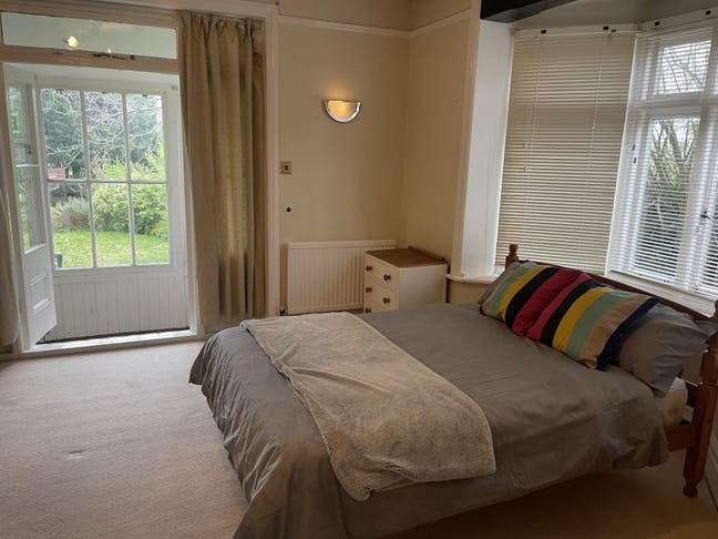Double and Single Rooms to Let in 6‑Bedroom House  Main Photo