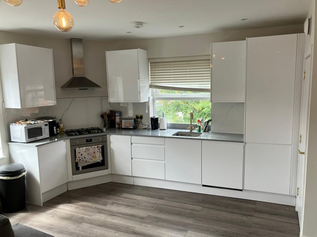 Double room in modern flat- available asap  Main Photo