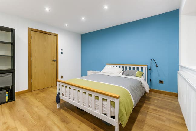 Luxury Living: 2 Large Rooms with En-suite Main Photo