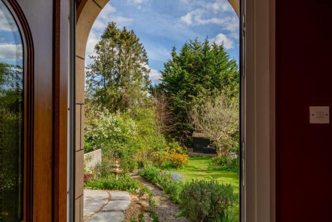 Peaceful Double Room in Lovely House with Garden Main Photo