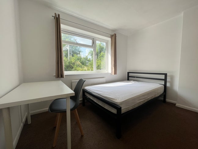 Large Double Room to Rent Close to City Centre Main Photo