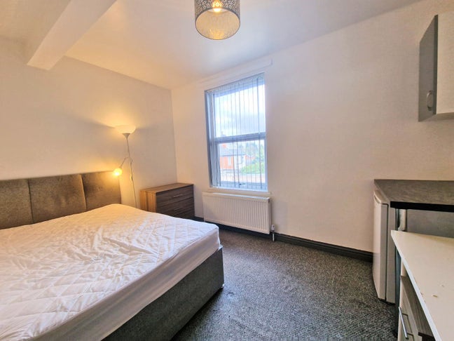** LARGE Luxury En Suite - All Bills Included! Main Photo
