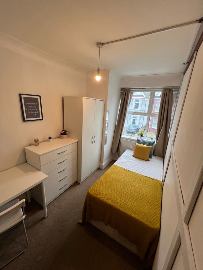 *Walking Distance to Wembley Station, Cozy Single  Main Photo