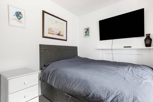 Large spacious bedsit room in house close city Main Photo