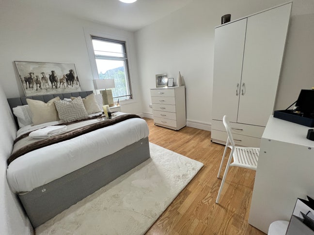 5 min walk from West Drayon Station - En suite's Main Photo
