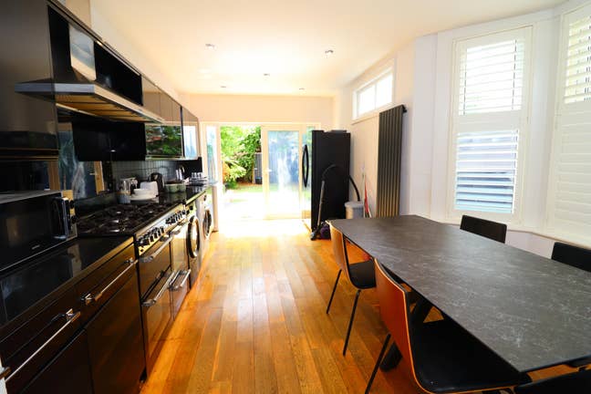 2 Beautiful Rooms by Elizabeth Line! Main Photo