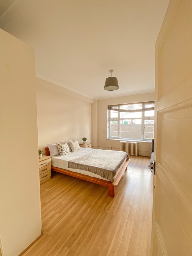 Room available in Swiss Cottage  Main Photo