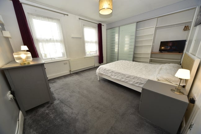  Large Db Room, Bills Included, Couples No Deposit Main Photo