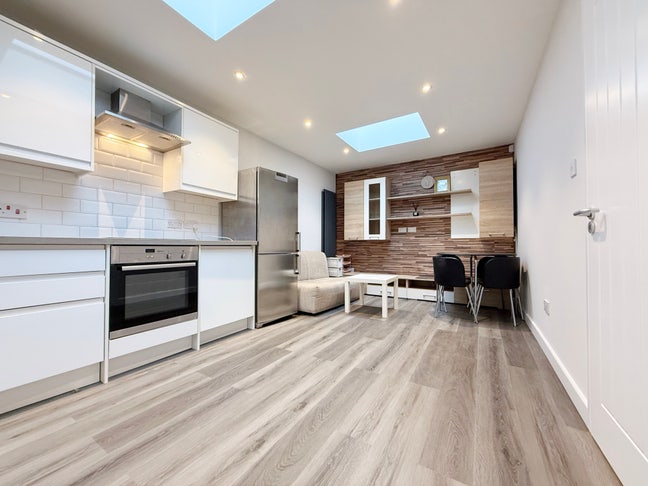 One Bedroom Flat W/Garden 15 Mins to Hounslow West Main Photo