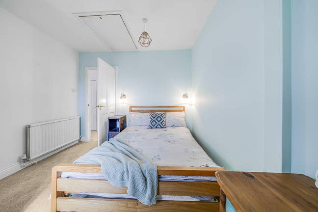 Double room with bathroom. 2 miles from Chi Town.  Main Photo