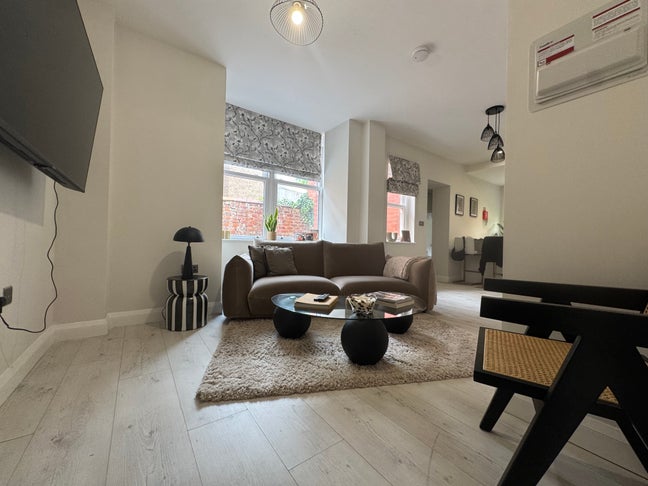 Double Room Available in Stylish Home Main Photo