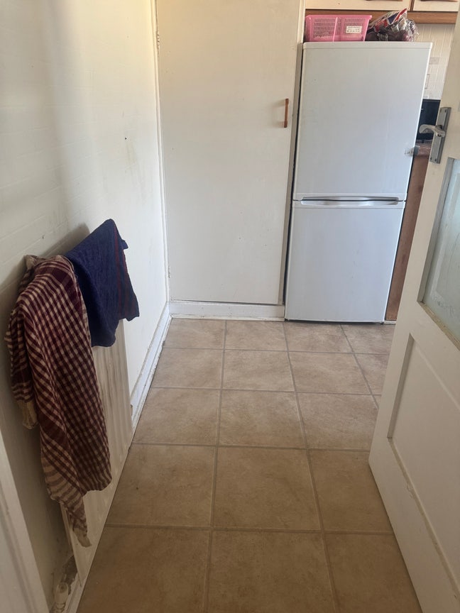 Looking for flat share master bedroom available  Main Photo