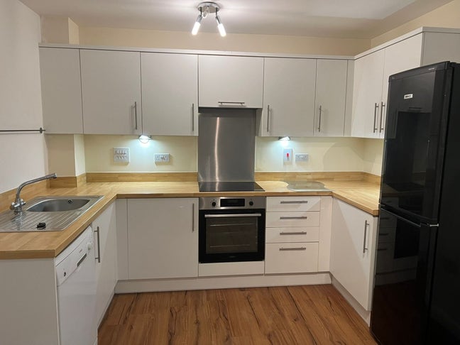 2-Bedroom Apartment – Refurbished & with Parking Main Photo