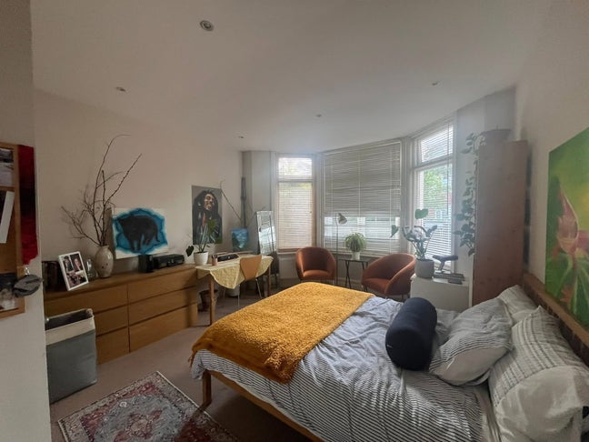 Spacious and bright en-suite room  Main Photo