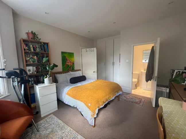 Bright, spacious  En-Suite  Room - Ealing Main Photo