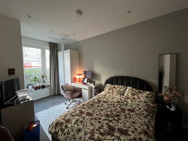 Lovely bedroom with en-suite in East Village Main Photo