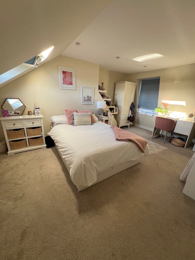 Bright double room with ensuite, sublet Main Photo