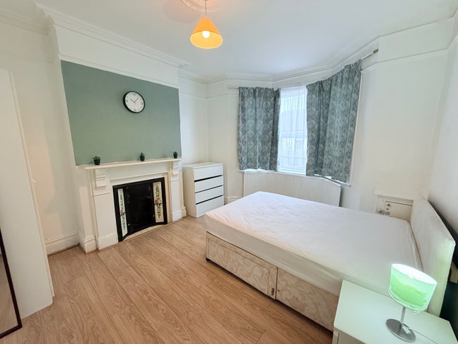 Spacious Double Room With All Bills Included  Main Photo