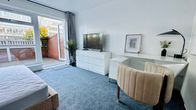 3 double bedrooms in Birmingham city centre (B15) Main Photo