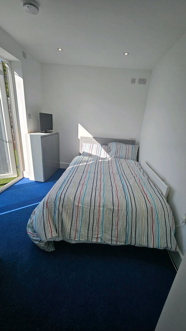 Lovely room in ME3 with ensuite (available 1st Nov Main Photo