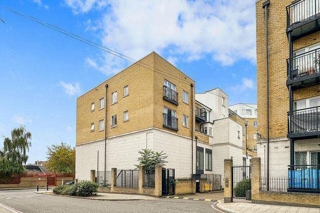 Two Modern Double Rooms Near the City/E1 Main Photo
