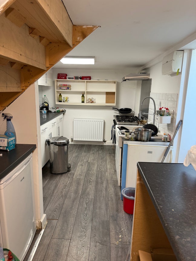Single room in two bedroom house Main Photo