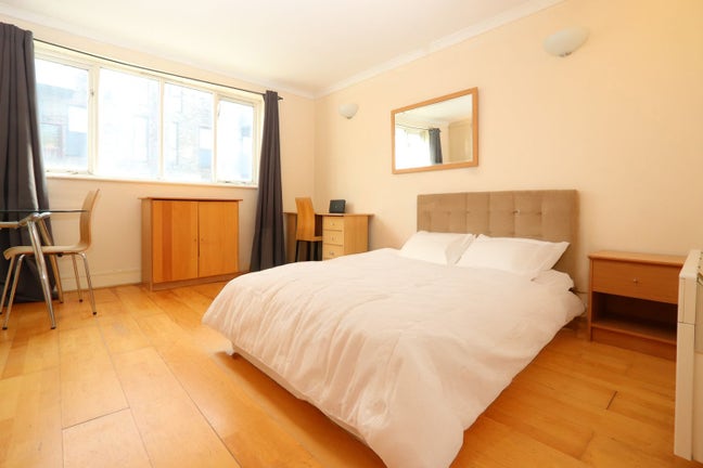 3 Bed Flat - 8 Min Walk Stepney Green Station Main Photo
