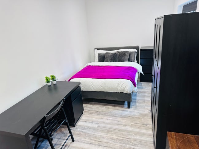 Double Bedroom with En-suite- All bills included  Main Photo