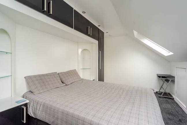 Double Room Available in 6-Bedroom House_LU4 Main Photo