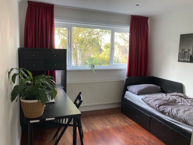 Comfortable single room with private en-suite  Main Photo