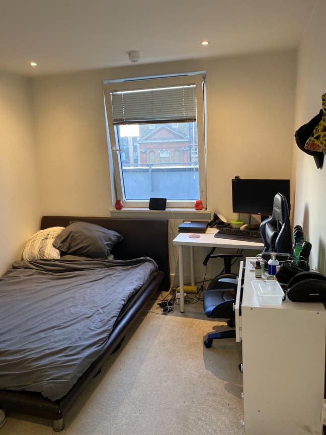 Double Room Available in Bright Top-Floor 3-Bed Fl Main Photo