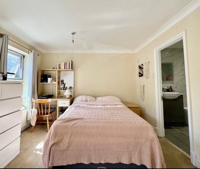 Amazing double bedroom with en suite in Battersea  Main Photo