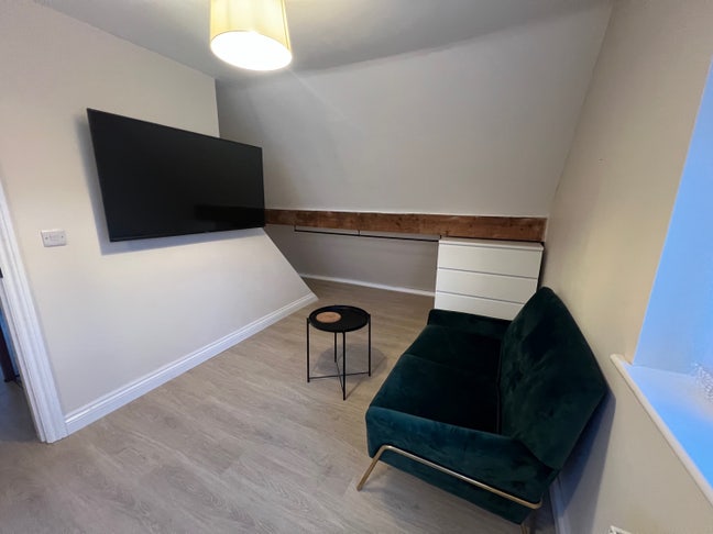 Double Room in Modern Bungalow Near Airport Main Photo