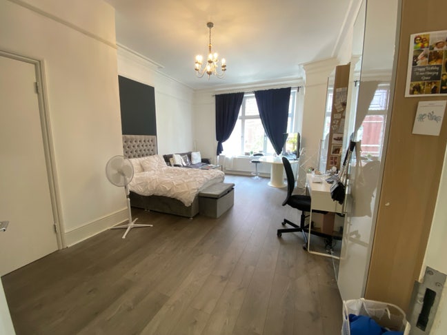 Big Double En-Suite in Egdware Road Main Photo