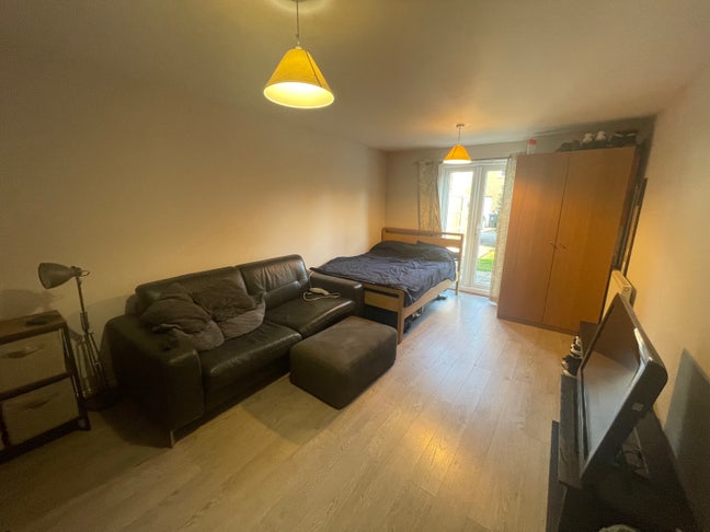XL Double Room Own Bathroom Great Ashby Stevenage Main Photo