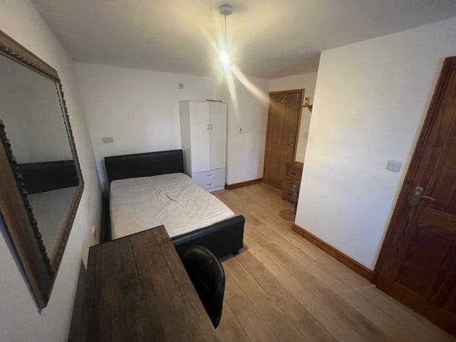 Nice modern house 3 Bed hosue share only  Main Photo