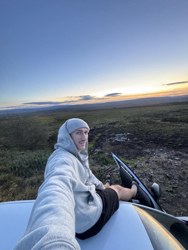 👋🏼 hi, I’m Oliver I’m 24 and I work... Main Photo