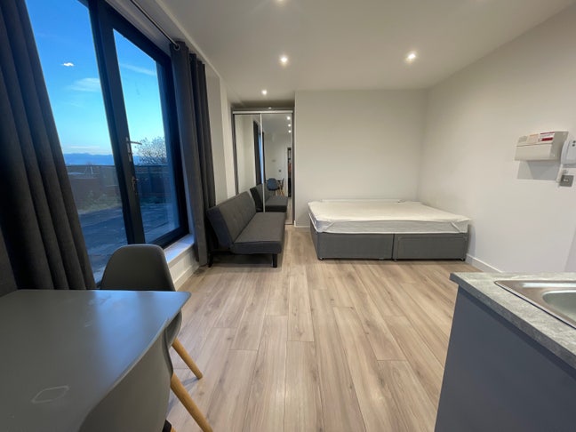  Top Floor Terrace Access Studio - Newbury Centre Main Photo