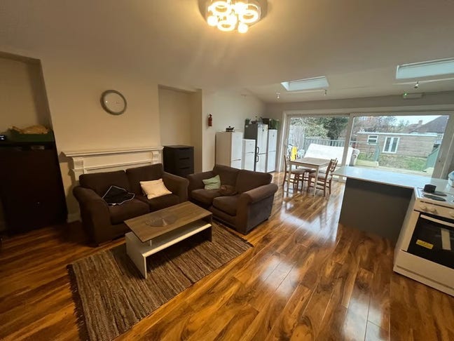 Large Ensuite room In Norbury/Stratham Main Photo