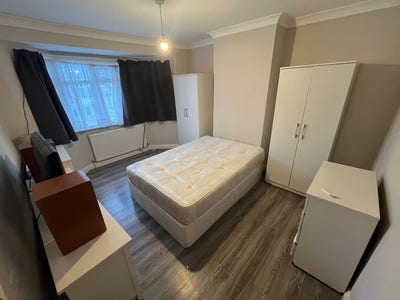 Large Ensuite room In Norbury/Stratham Main Photo
