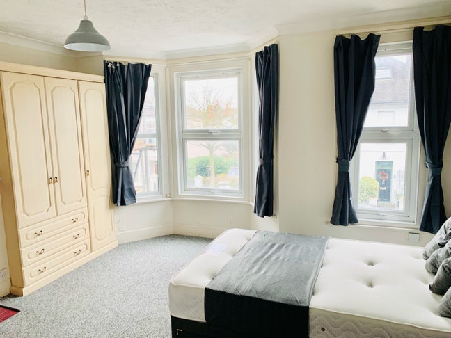 Large en-suite room close Hospital + Town Centre Main Photo