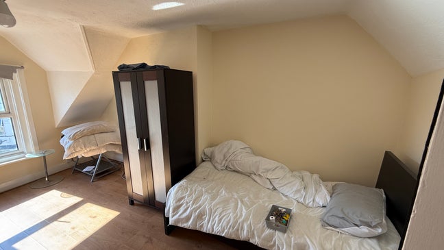 Large size double bed room available Main Photo