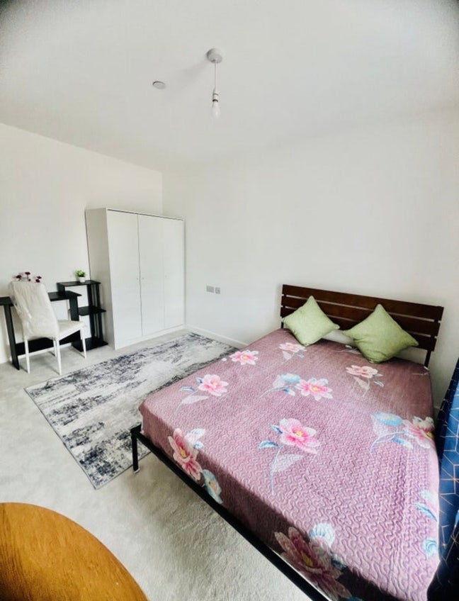 Master/Double bedroom Available Main Photo