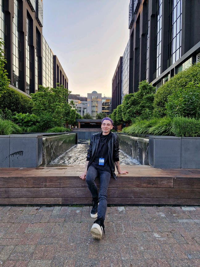 Professional looking for a flatshare/buddy-up Main Photo
