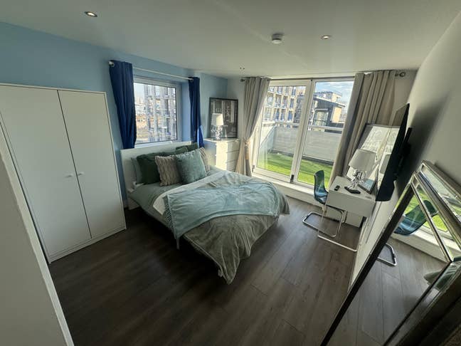 🔥Luxury Flat Royal Wharf Gym + sauna + River side Main Photo