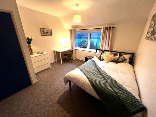 🏡✨COZY bedrooms ONLY 20 min walk from town🏠✨ Main Photo