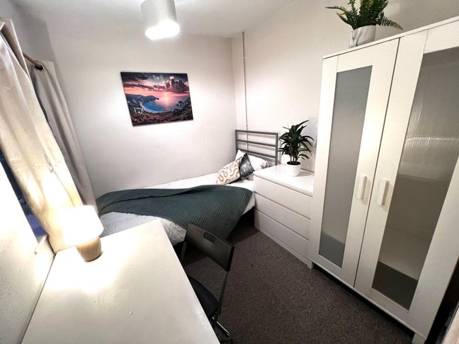 🏡✨COZY bedrooms ONLY 20 min walk from town🏠✨ Main Photo