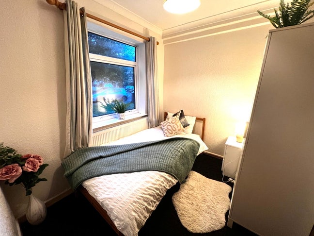 🏡✨COZY bedrooms ONLY 20 min walk from town🏠✨ Main Photo