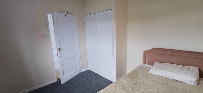 Lovely sunny room available in a friendly house Main Photo