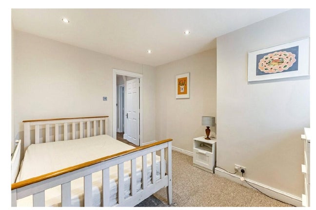 Stylish shared 3 bedrooms apartment Main Photo